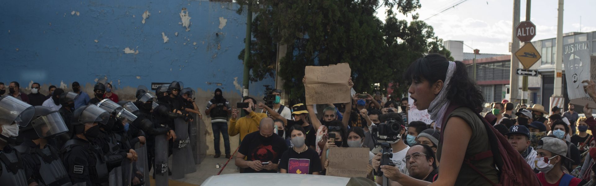 Una manifestante grita consignas contra la policía en las inmediaciones de la Fiscalía General del Estado en Guadalajara, Jalisco, durante una protesta en contra del abuso policial el 05 de Junio de 2020.