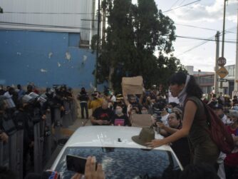 Una manifestante grita consignas contra la policía en las inmediaciones de la Fiscalía General del Estado en Guadalajara, Jalisco, durante una protesta en contra del abuso policial el 05 de Junio de 2020.
