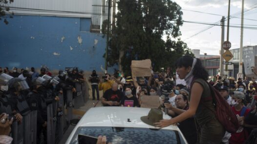 Una manifestante grita consignas contra la policía en las inmediaciones de la Fiscalía General del Estado en Guadalajara, Jalisco, durante una protesta en contra del abuso policial el 05 de Junio de 2020.