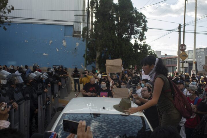 Una manifestante grita consignas contra la policía en las inmediaciones de la Fiscalía General del Estado en Guadalajara, Jalisco, durante una protesta en contra del abuso policial el 05 de Junio de 2020.