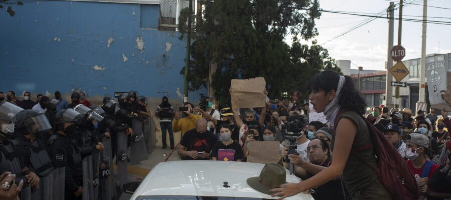 Una manifestante grita consignas contra la policía en las inmediaciones de la Fiscalía General del Estado en Guadalajara, Jalisco, durante una protesta en contra del abuso policial el 05 de Junio de 2020.