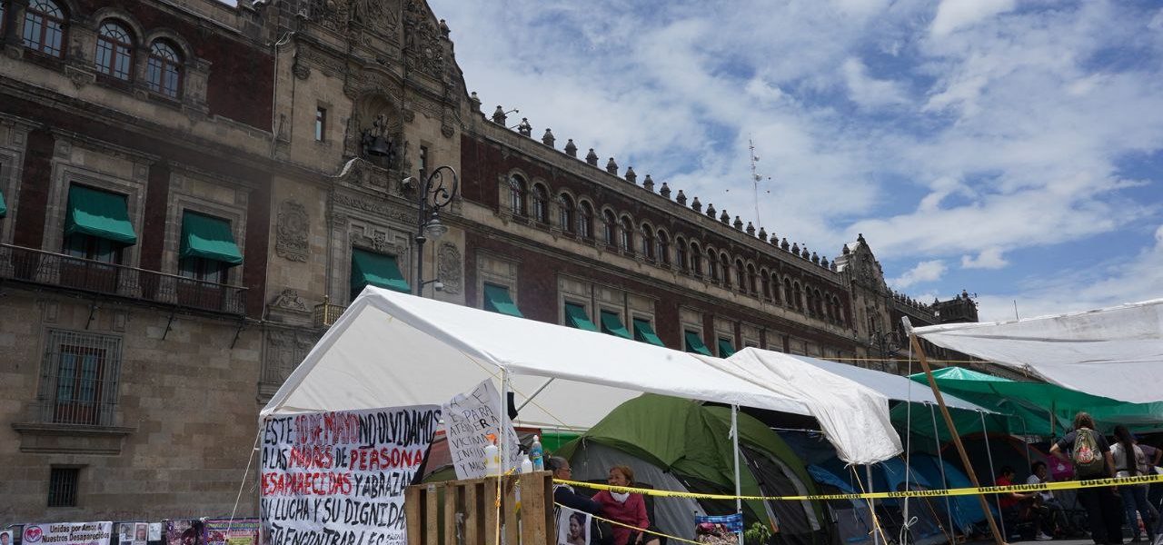 Plantón en Palacio Nacional