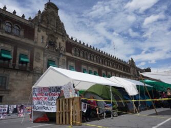 Plantón en Palacio Nacional