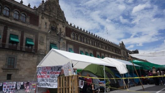Plantón en Palacio Nacional