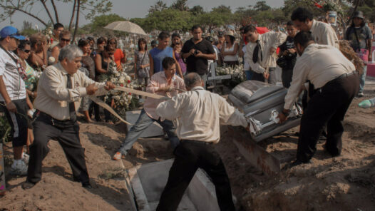 Sepelio de los fotoperiodistas Gabriel Huge y Guillermo Luna en el panteón municipal de la ciudad de Veracruz, México, el 04 de Mayo del 2012. Foto: Félix Márquez